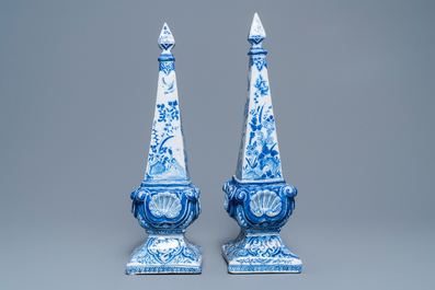 Une pair de grands ob&eacute;lisques en fa&iuml;ence de Delft en bleu et blanc, 18&egrave;me